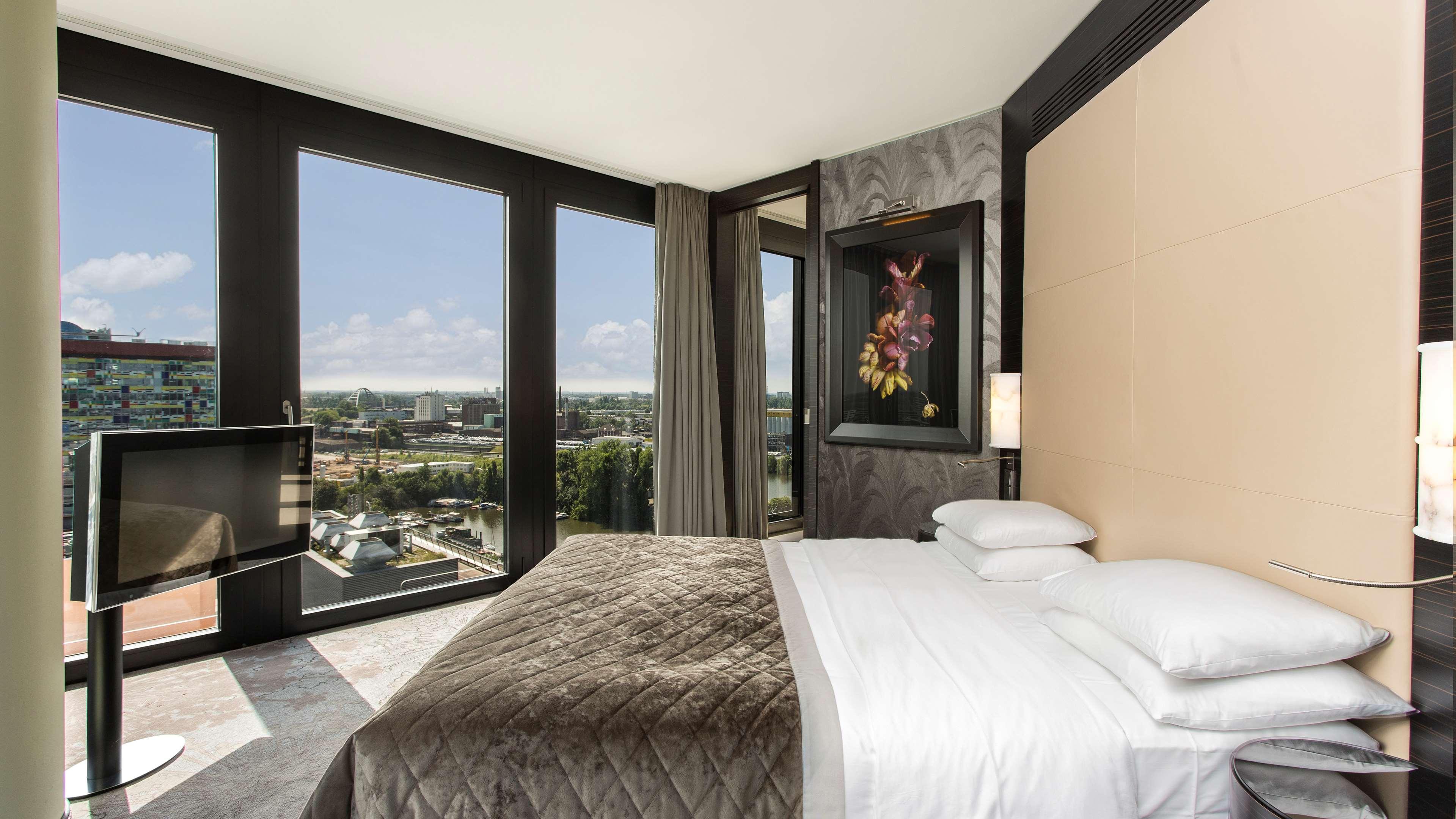 Hyatt Regency Dusseldorf Hotel Exterior foto A bedroom at the hotel