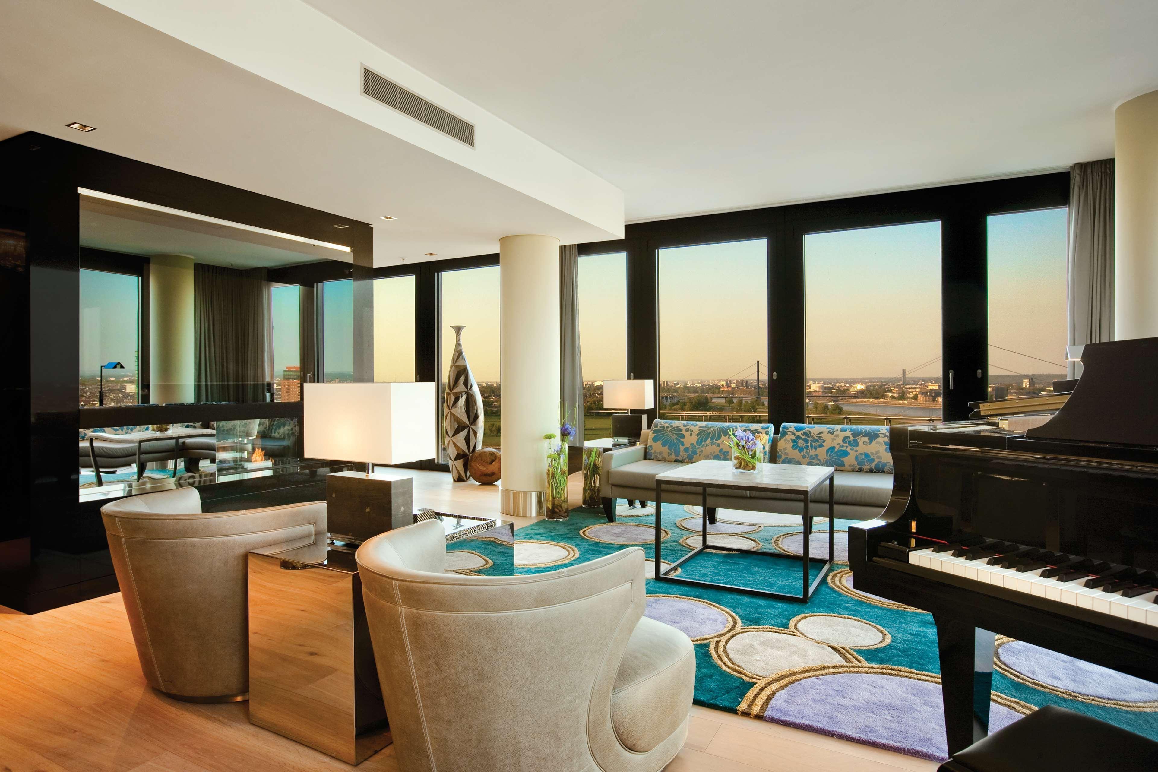Hyatt Regency Dusseldorf Hotel Exterior foto A living room at the Ritz-Carlton, Dubai